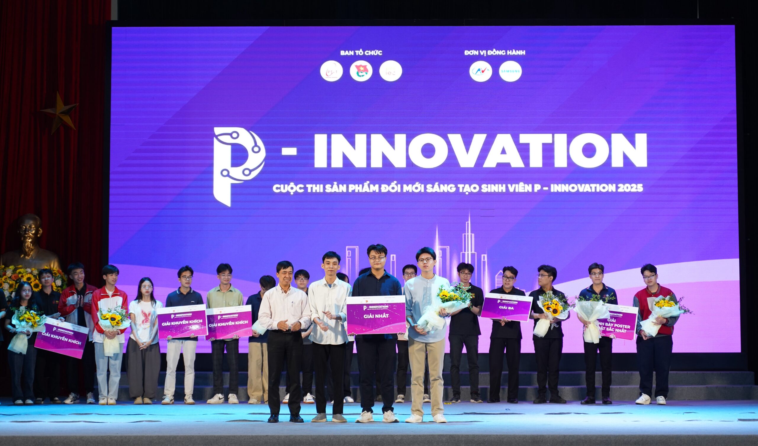 TS. Nguyễn Trung Kiên, Phó Giám đốc Học viện trao giải Nhất cho đội Cogen