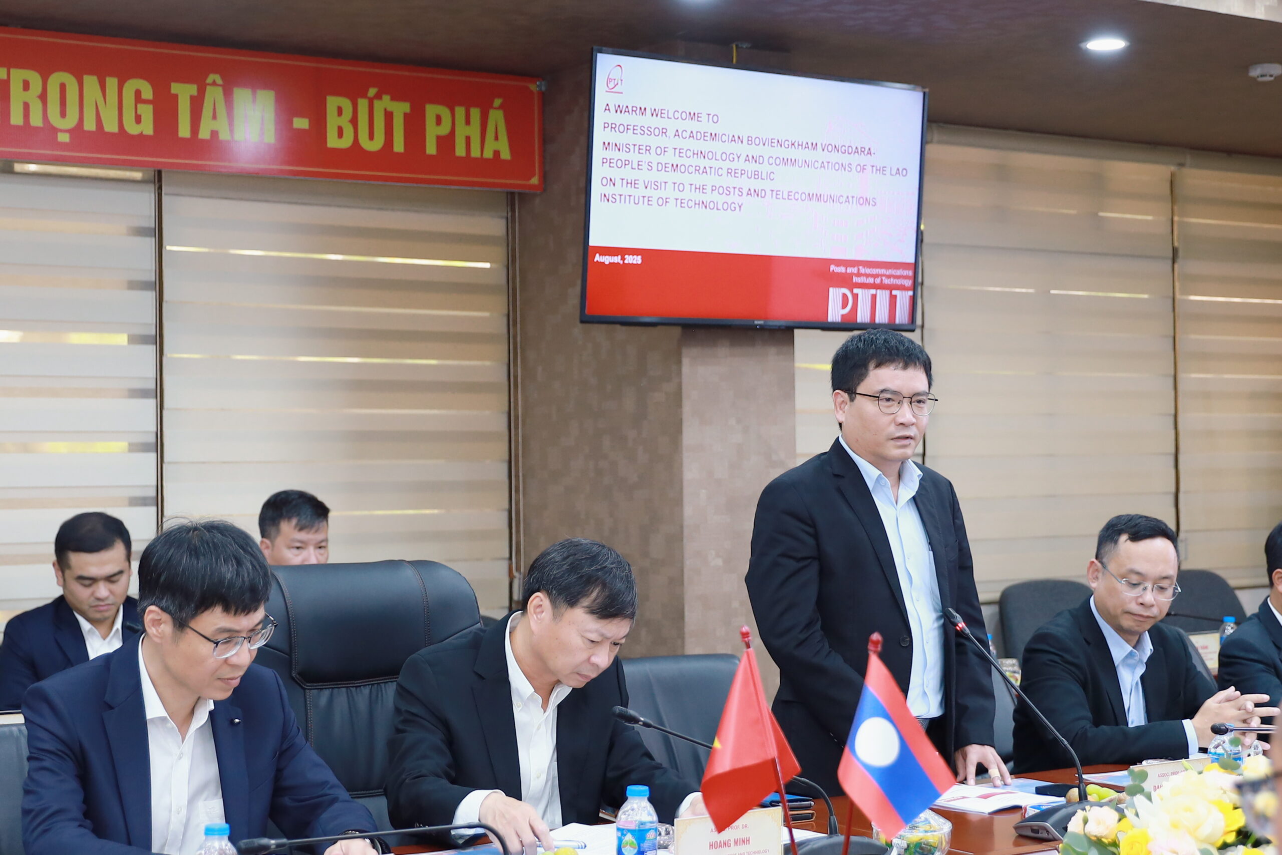 PGS.TS Đặng Hoài Bắc, Giám đốc Học viện báo cáo kết quả hợp tác đào tạo cán bộ ngành Công nghệ và Truyền thông Lào của Học viện và đề xuất kế hoạch hợp tác với Lào trong thời gian tới