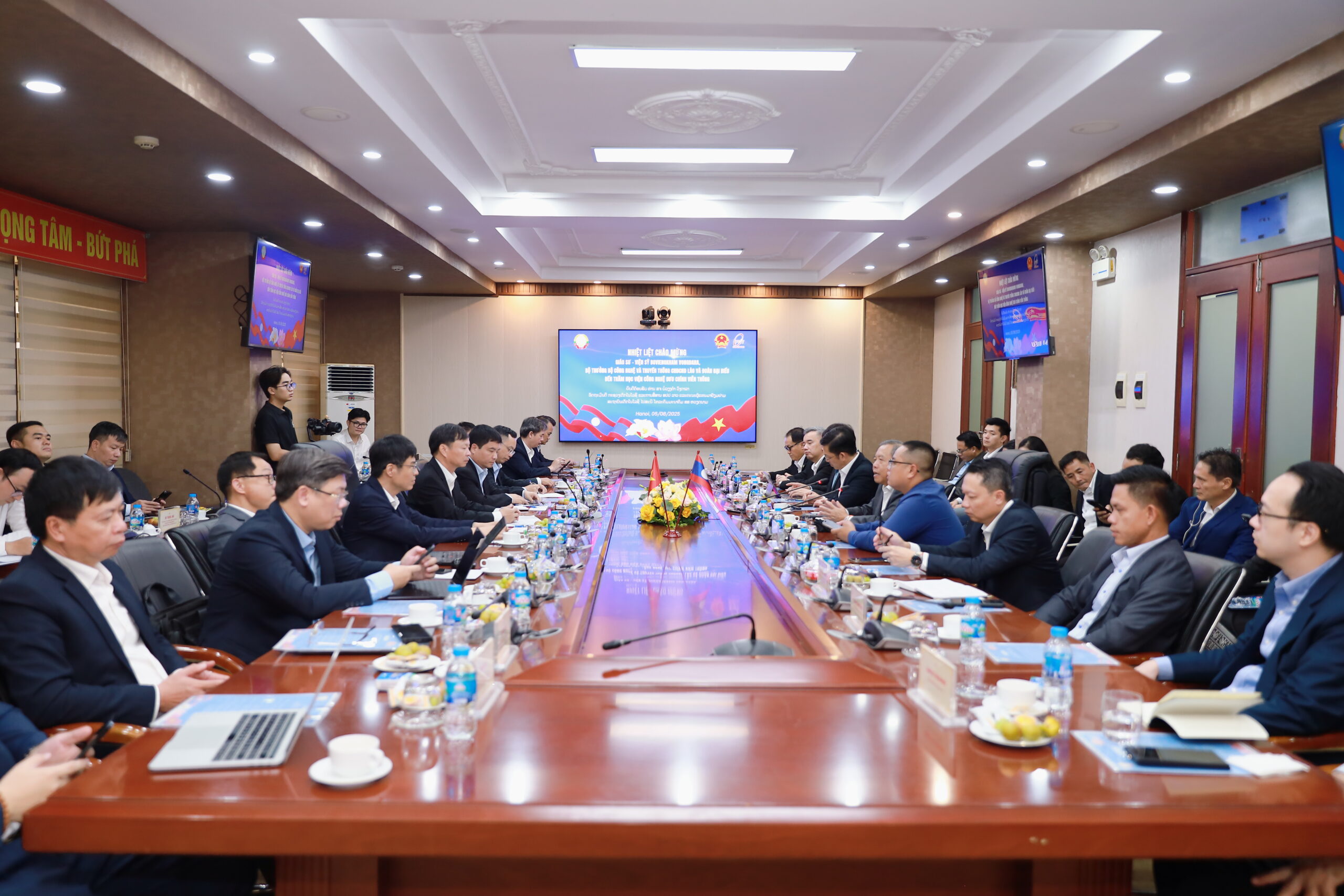 Toàn cảnh buổi làm việc