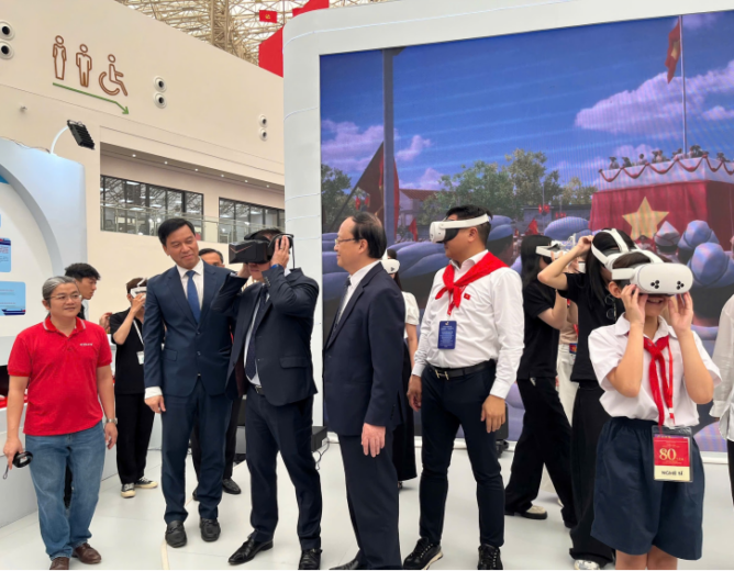 Lãnh đạo Đảng, Nhà nước trực tiếp trải nghiệm sản phẩm VR “Trở về thời khắc thiêng liêng” của PTIT tại Triển lãm 80 năm thành tựu đất nước