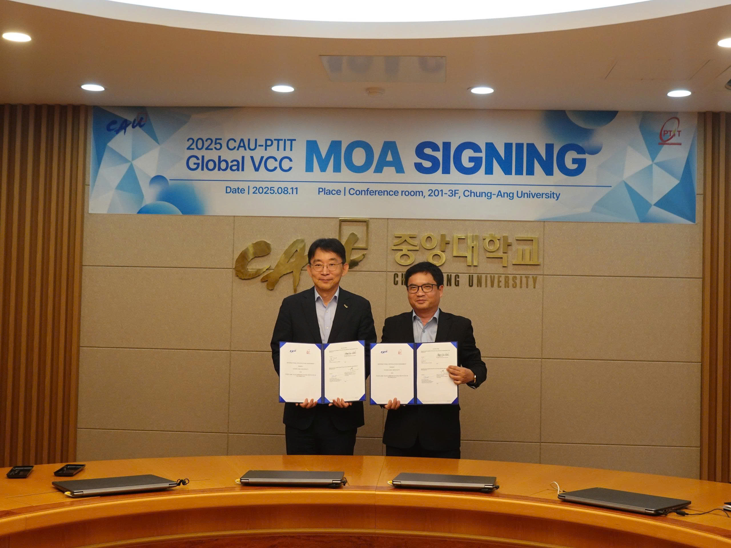 PGS.TS Đặng Hoài Bắc, Giám đốc Học viện Công nghệ Bưu chính Viễn thông và GS.TS Park Sang Gue, Hiệu trưởng Đại học Chung Ang ký thỏa thuận hợp tác