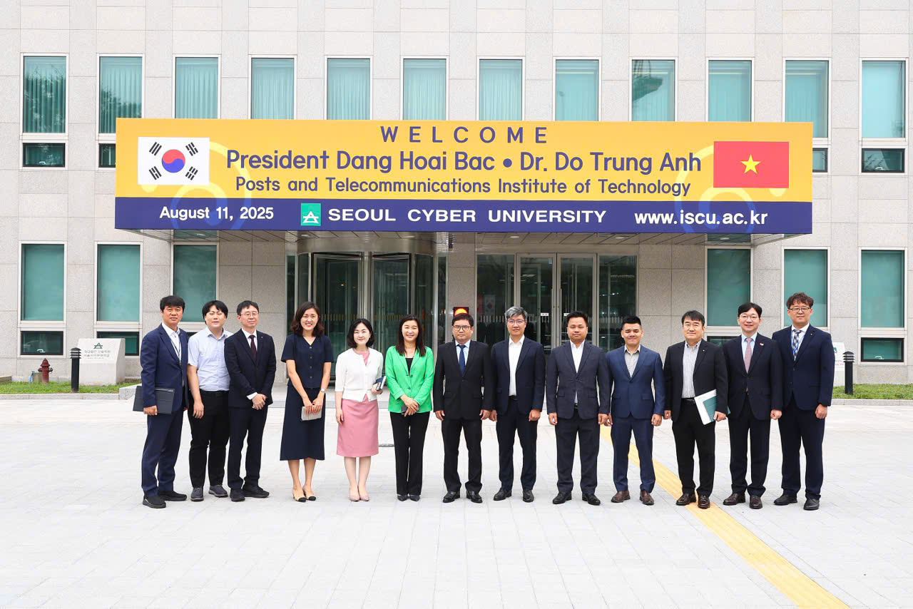 GS. Lee Eun Joo, Hiệu trưởng SCU và PGS.TS Đặng Hoài Bắc, Giám đốc Học viện cùng lãnh đạo các đơn vị của hai trường chụp ảnh lưu niệm