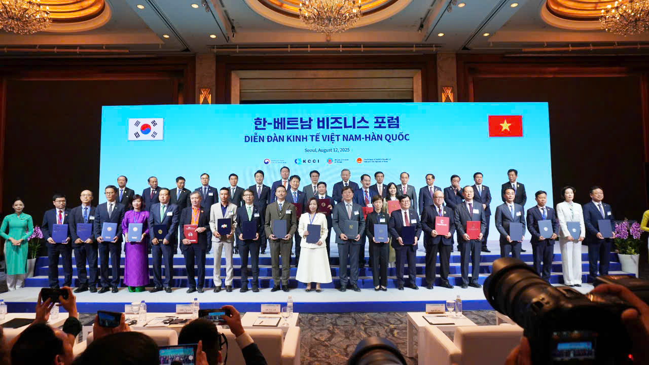 Học viện Công nghệ Bưu chính Viễn thông và Đại học Chung Ang trao văn bản thỏa thuận hợp tác dưới sự chứng kiến của Tổng Bí thư Tô Lâm và Thủ tướng Hàn Quốc Kim Min Seok