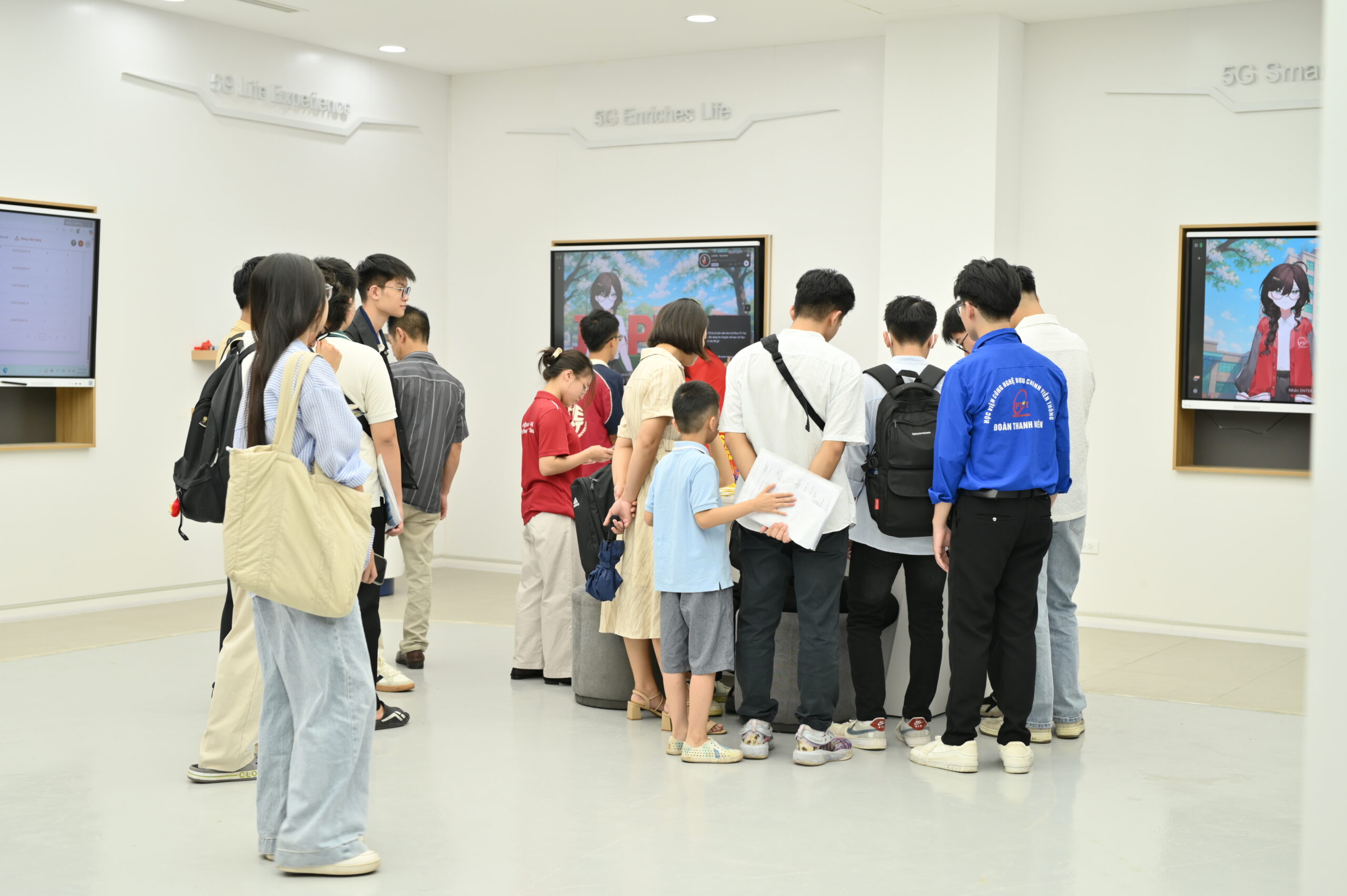 Phụ huynh và tân sinh viên tham quan lab Huawei