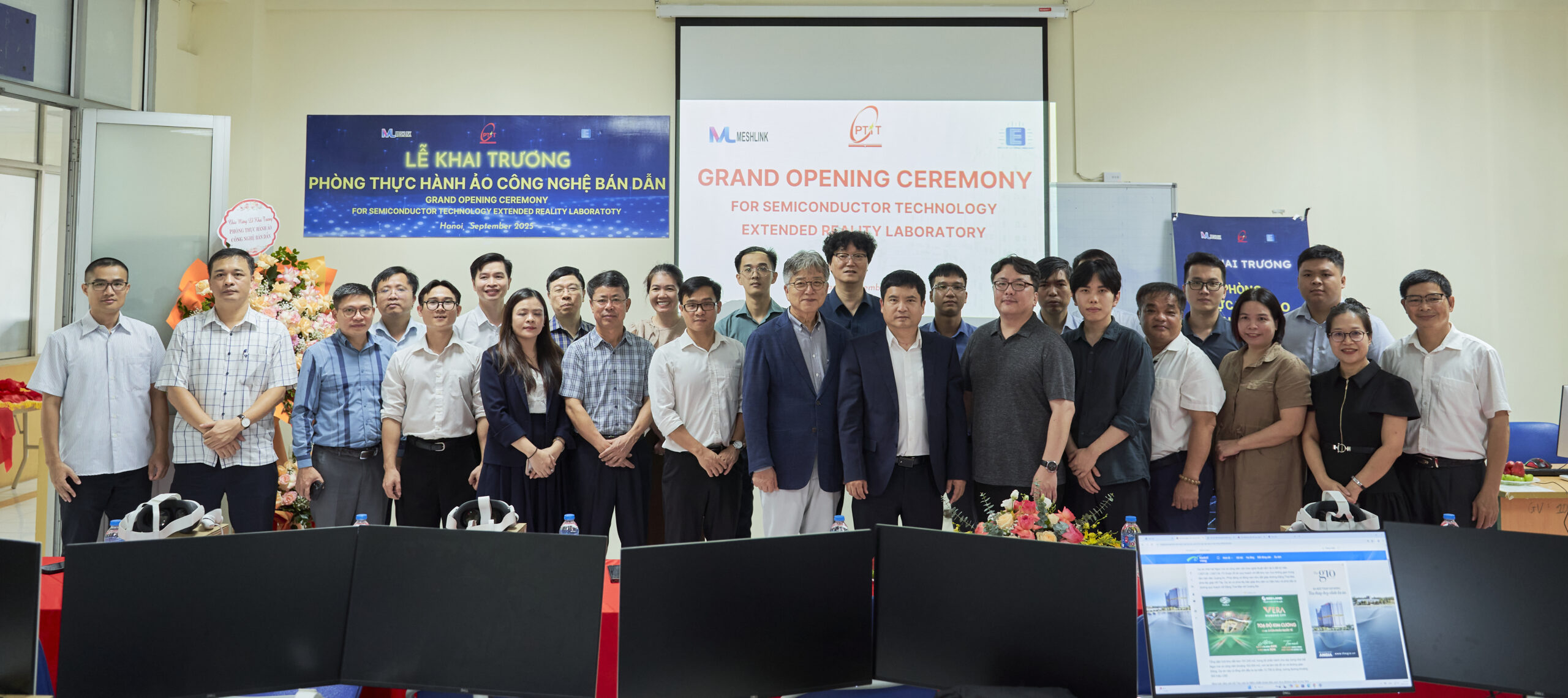 Đại biểu tham dự buổi Lễ chụp ảnh lưu niệm