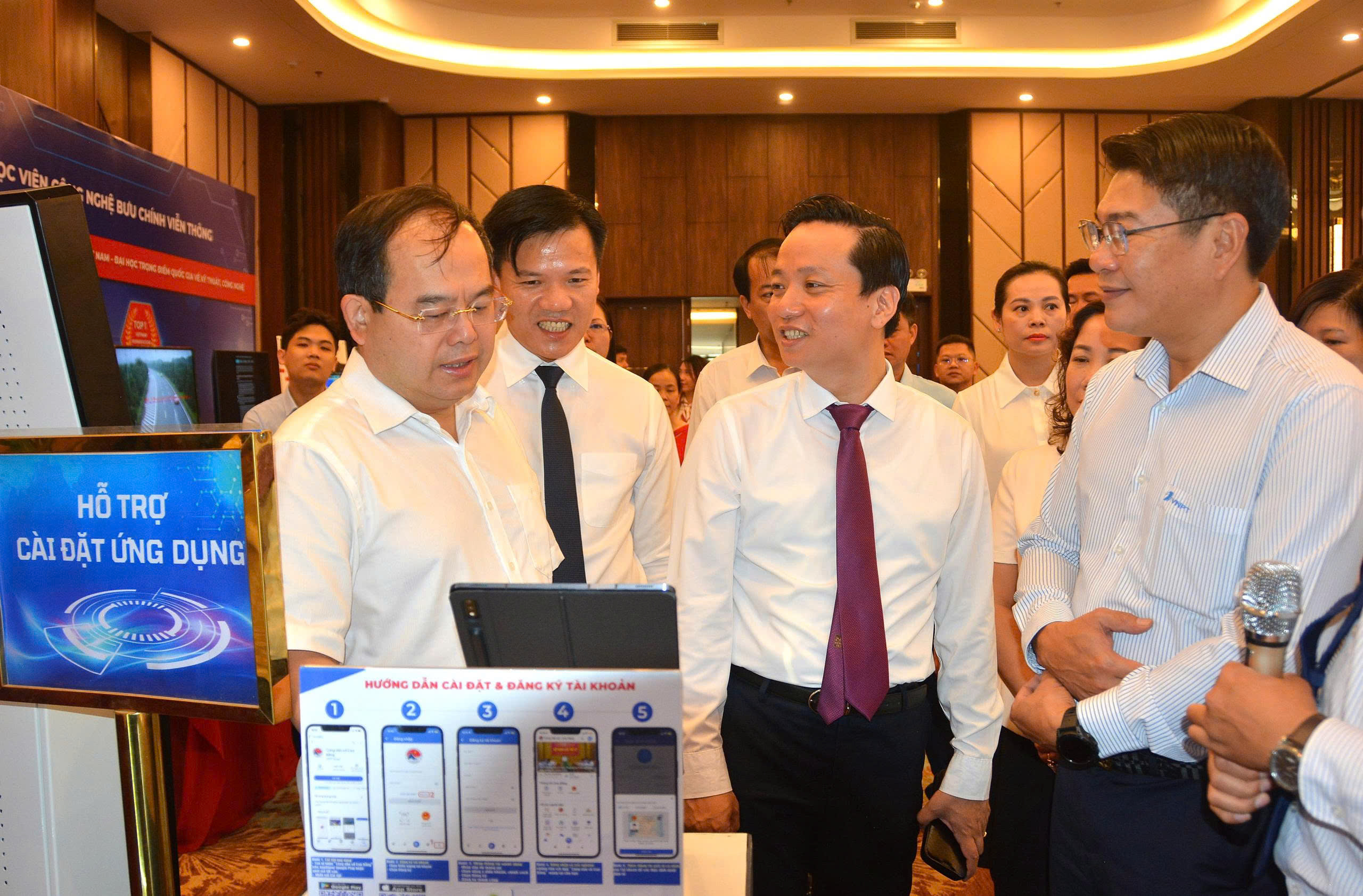 Các đại biểu tham quan không gian trải nghiệm công nghệ của Học viện Công nghệ Bưu chính Viễn thông