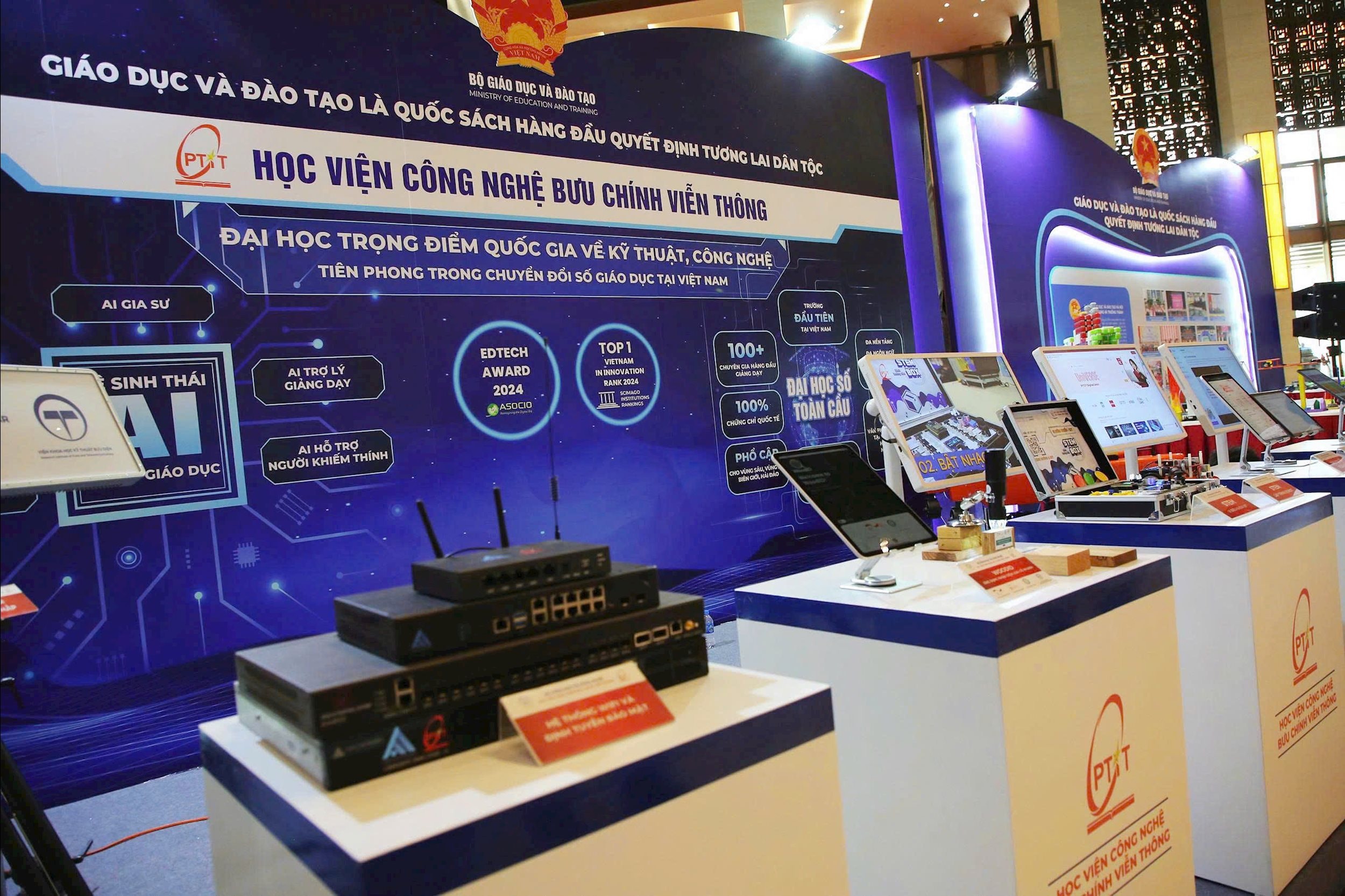 Không gian trưng bày của Học viện Công nghệ Bưu chính Viễn thông với nhiều sản phẩm nổi bật. Ảnh: Xuân Quý
