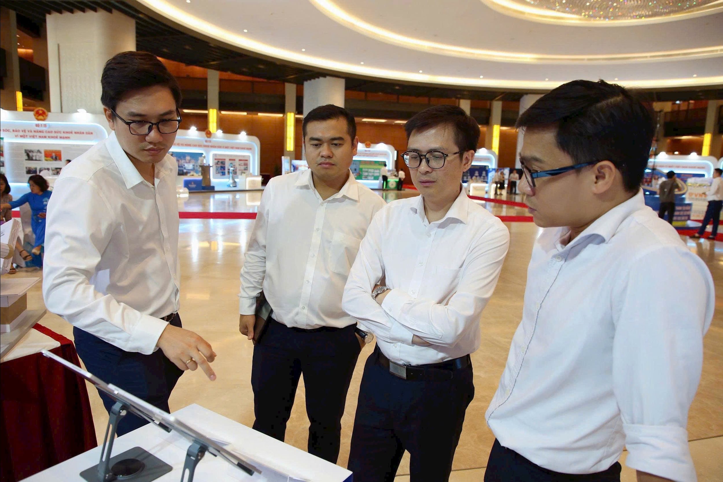 Gian trưng bày của Học viện Công nghệ Bưu chính Viễn thông gây ấn tượng với các sản phẩm trong hệ sinh thái trí tuệ nhân tạo. Ảnh: Xuân Quý