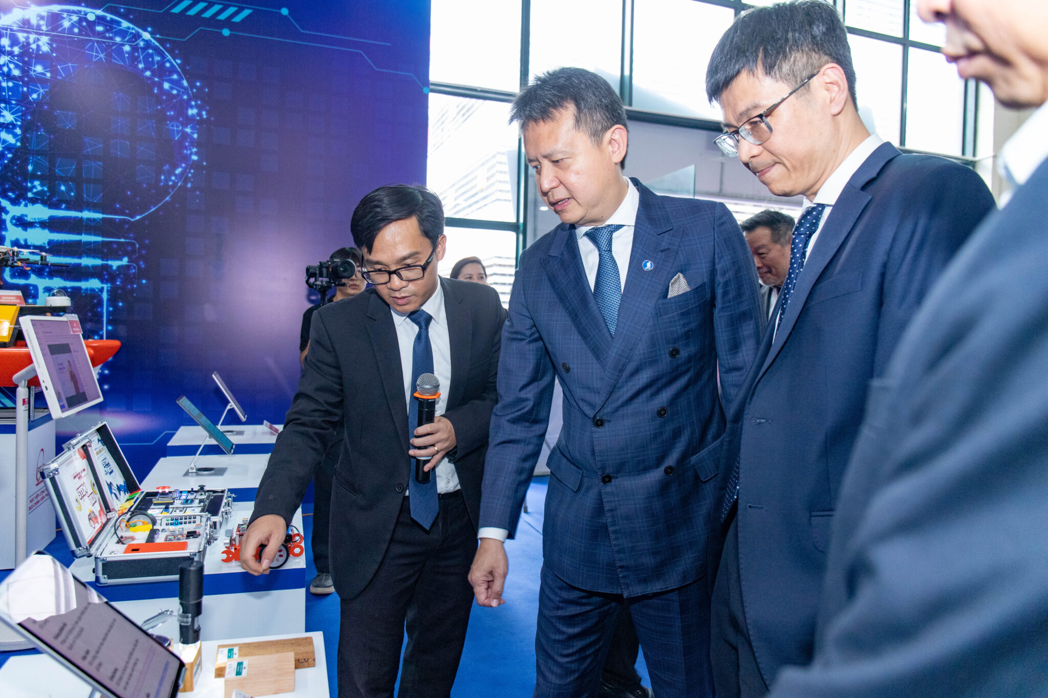 Ông Daren Tang tham quan các sản phẩm Khoa học công nghệ của PTIT