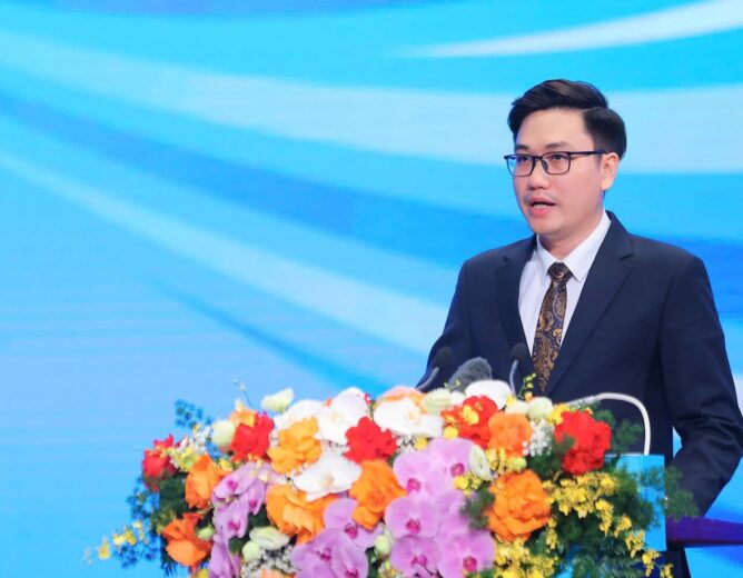 TS. Vũ Hoài Nam – Giảng viên trẻ PTIT phát biểu tại Lễ kỷ niệm 80 năm ngành Bưu chính Viễn thông, 66 năm ngành Khoa học & Công nghệ và Đại hội Thi đua yêu nước lần thứ I