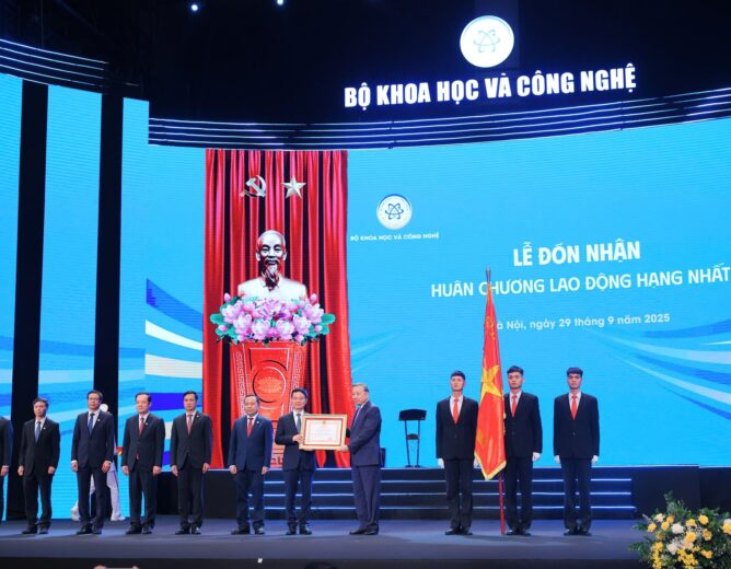 Bộ Khoa học và Công nghệ được trao tặng Huân chương Lao động hạng Nhất
