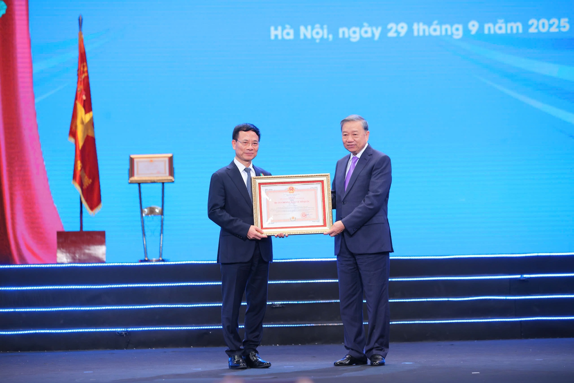 Tổng Bí thư Tô Lâm trao Huân chương Bảo vệ Tổ quốc hạng Nhất tặng đồng chí Nguyễn Mạnh Hùng, Ủy viên Trung ương Đảng, Bộ trưởng Bộ KH&CN.