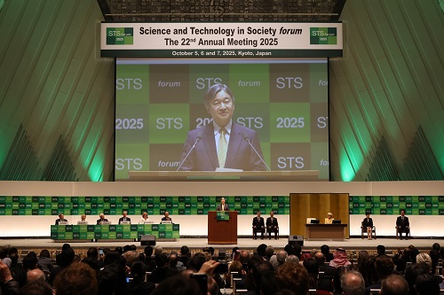 Nhật hoàng Naruhito phát biểu tại Phiên Khai mạc toàn thể Diễn đàn STS Forum lần thứ 22 tại Kyoto, Nhật Bản.