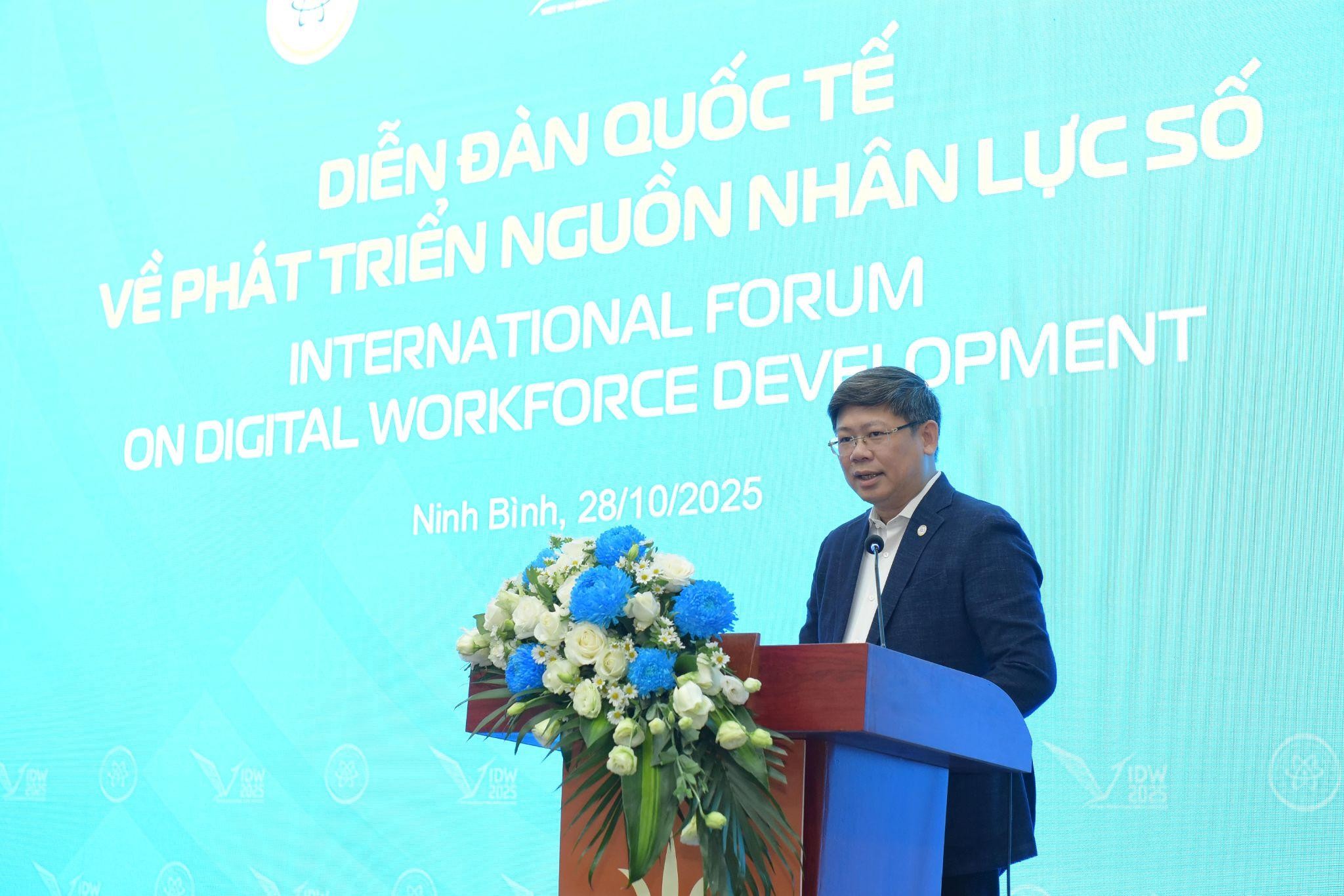 Lãnh đạo Bộ Khoa học và Công nghệ cùng Học viện Công nghệ Bưu chính Viễn thông phát biểu khai mạc Diễn đàn Quốc tế về Phát triển Nhân lực Số 2025 tại Ninh Bình.