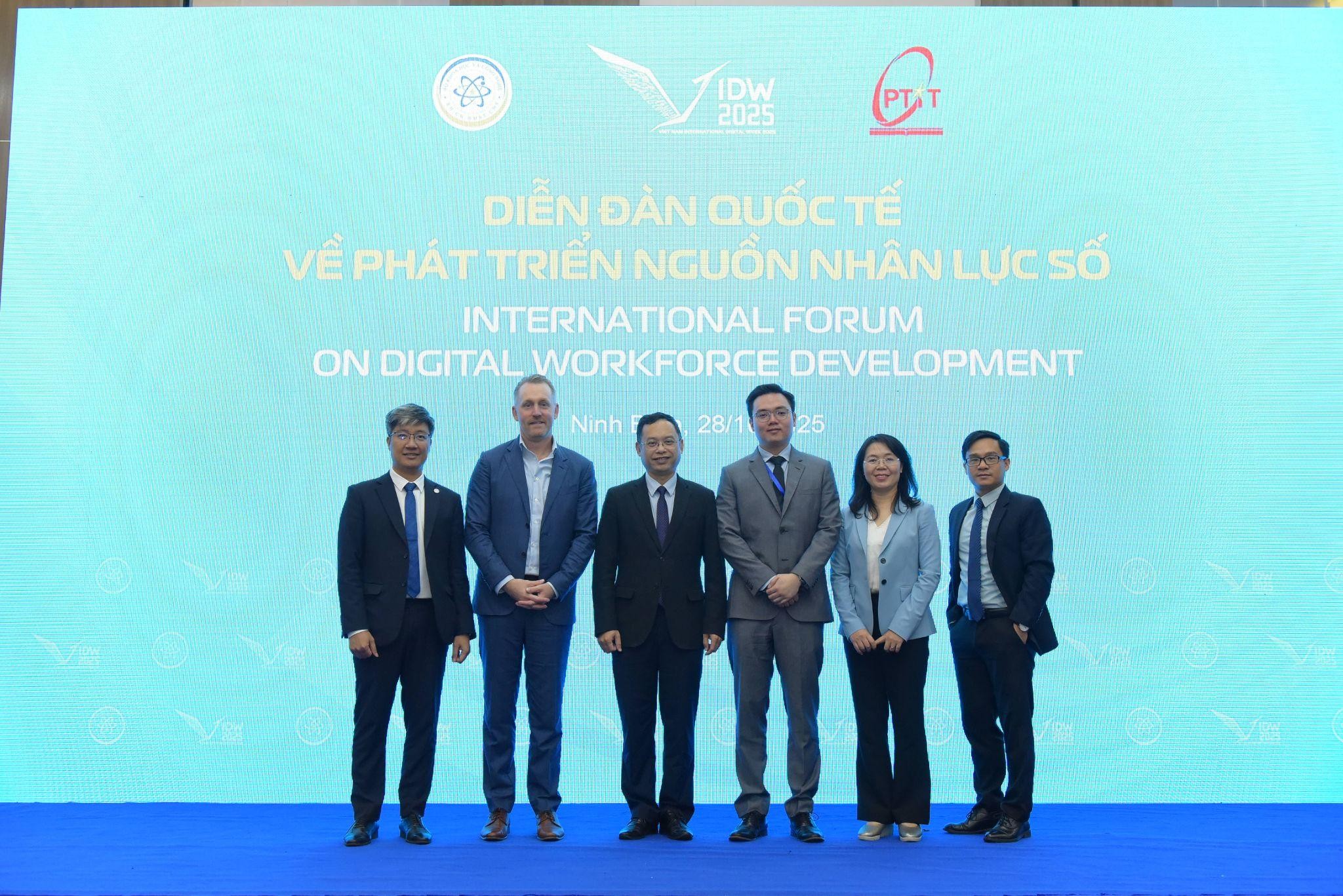 PGS. TS Trần Quang Anh – Phó Giám đốc Học viện Công nghệ Bưu chính Viễn thông cùng các diễn giả trong Phiên thảo luận Hợp tác toàn cầu trong phát triển nguồn nhân lực số bậc Đại học.