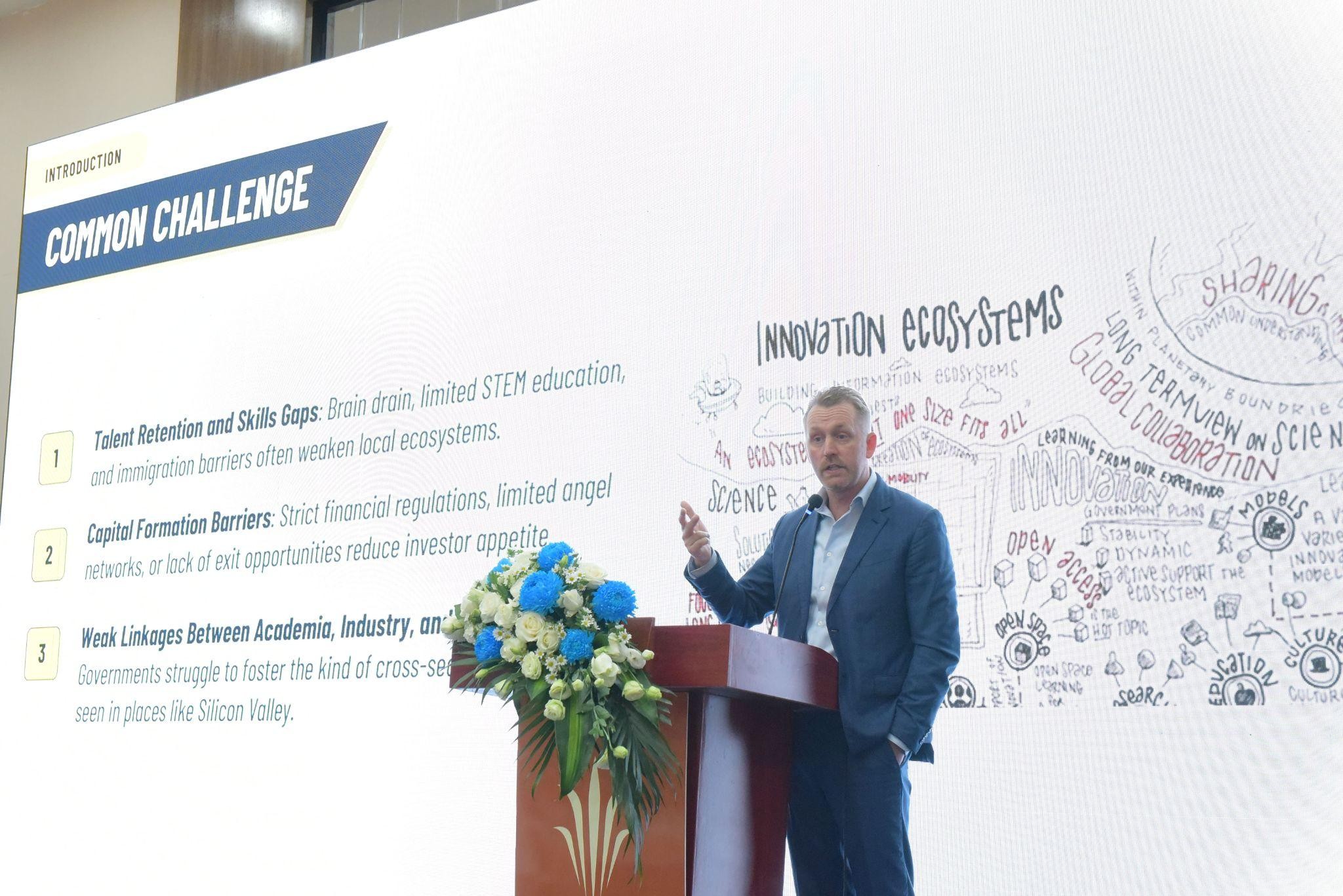 Ông Klaus Wehage (Hoa Kỳ), Nhà giáo dục toàn cầu về tăng trưởng và đổi mới sáng tạo trình bày chủ đề “Hệ sinh thái Đổi mới sáng tạo và mô hình của Silicon Valley”.