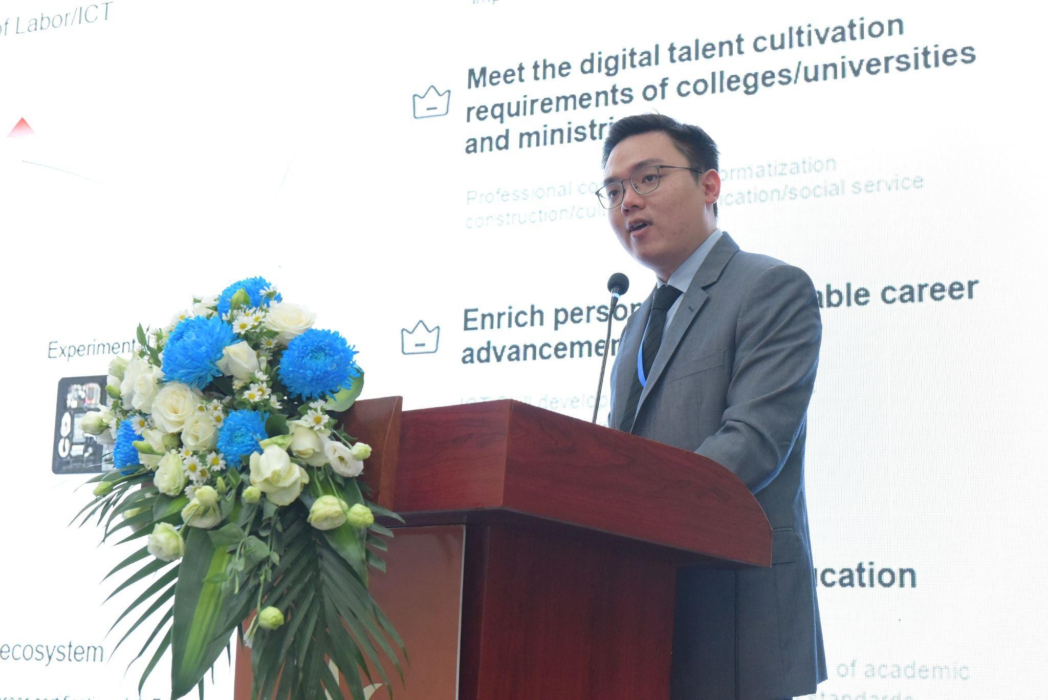 Ông Tyler Shun đại diện Huawei Việt Nam trình bày nội dung “Giới thiệu các giải pháp công nghệ giáo dục, công cụ và nền tảng thông minh hỗ trợ phát triển nhân tài số”.