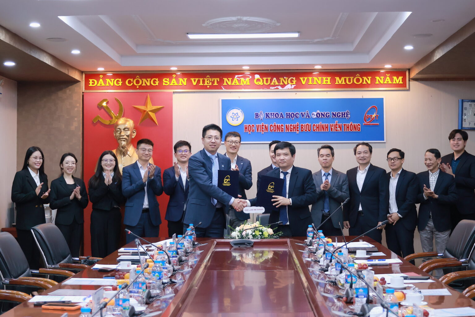 Ông Liu Bang – Tổng Giám đốc ZTE HK Việt Nam và PGS.TS Đặng Hoài Bắc, Giám đốc Học viện trao Biên bản hợp tác