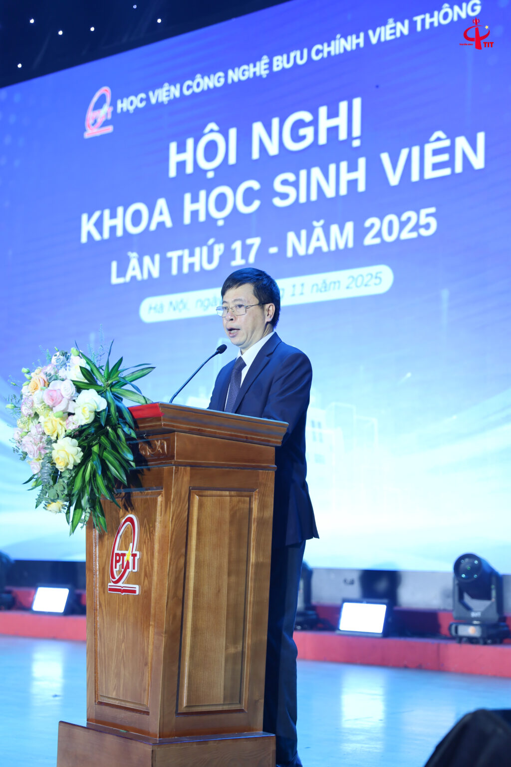 TS.Ngô Đức Thiện – Trưởng phòng Quản lý Khoa học Công nghệ & Hợp tác quốc tế trình bày báo cáo tổng kết hoạt động sinh viên nghiên cứu khoa học năm 2025