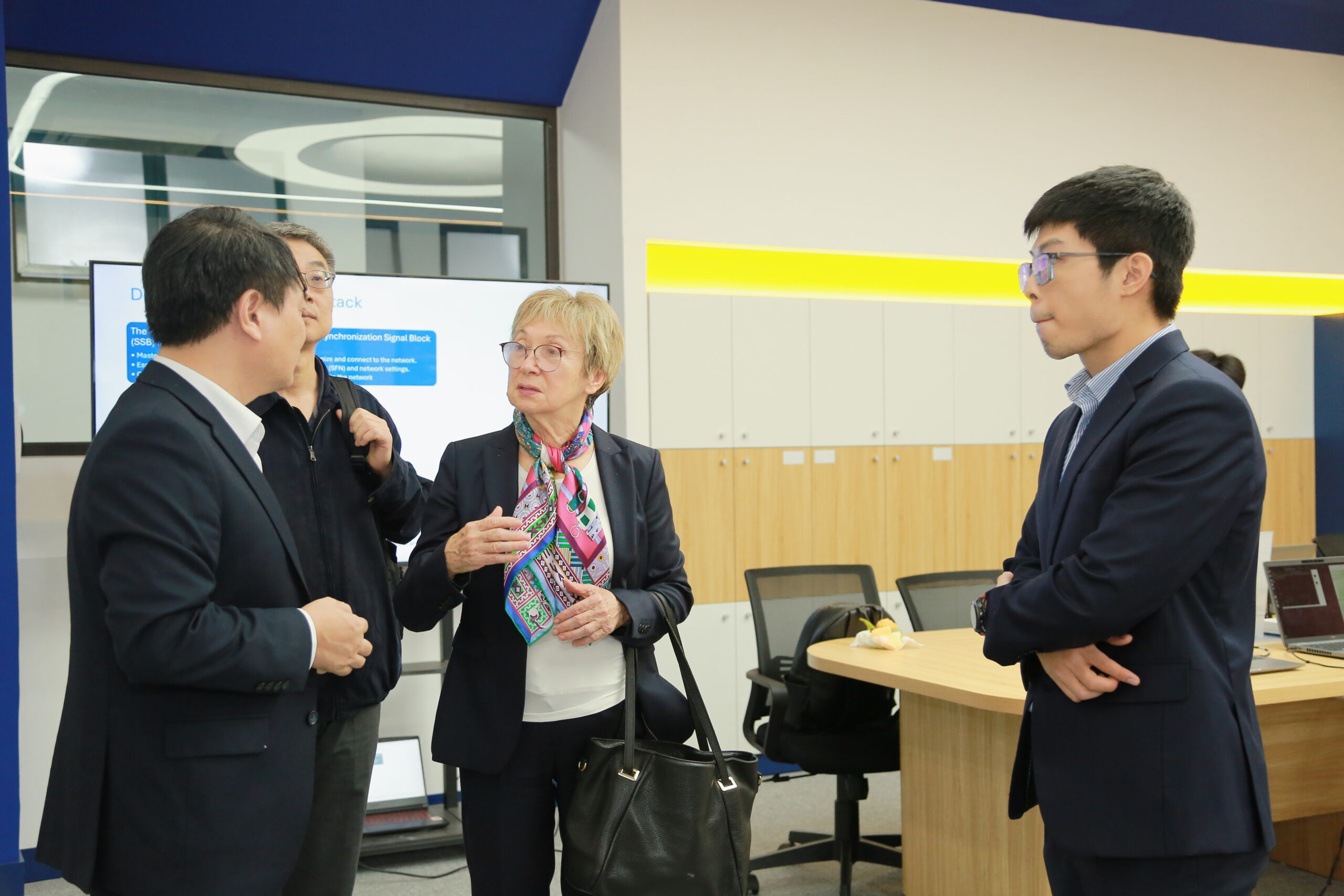 Giáo sư Đại học Sydney tham quan Trung tâm Công nghệ Chiến lược Úc-Việt tại Học viện Công nghệ Bưu chính Viễn thông