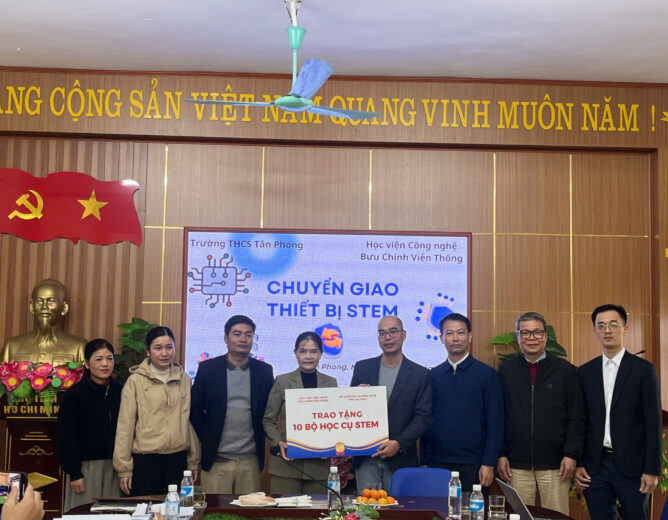 PTIT trao tặng 10 bộ học cụ STEM cho Trường THCS Tân Phong, tỉnh Lai Châu