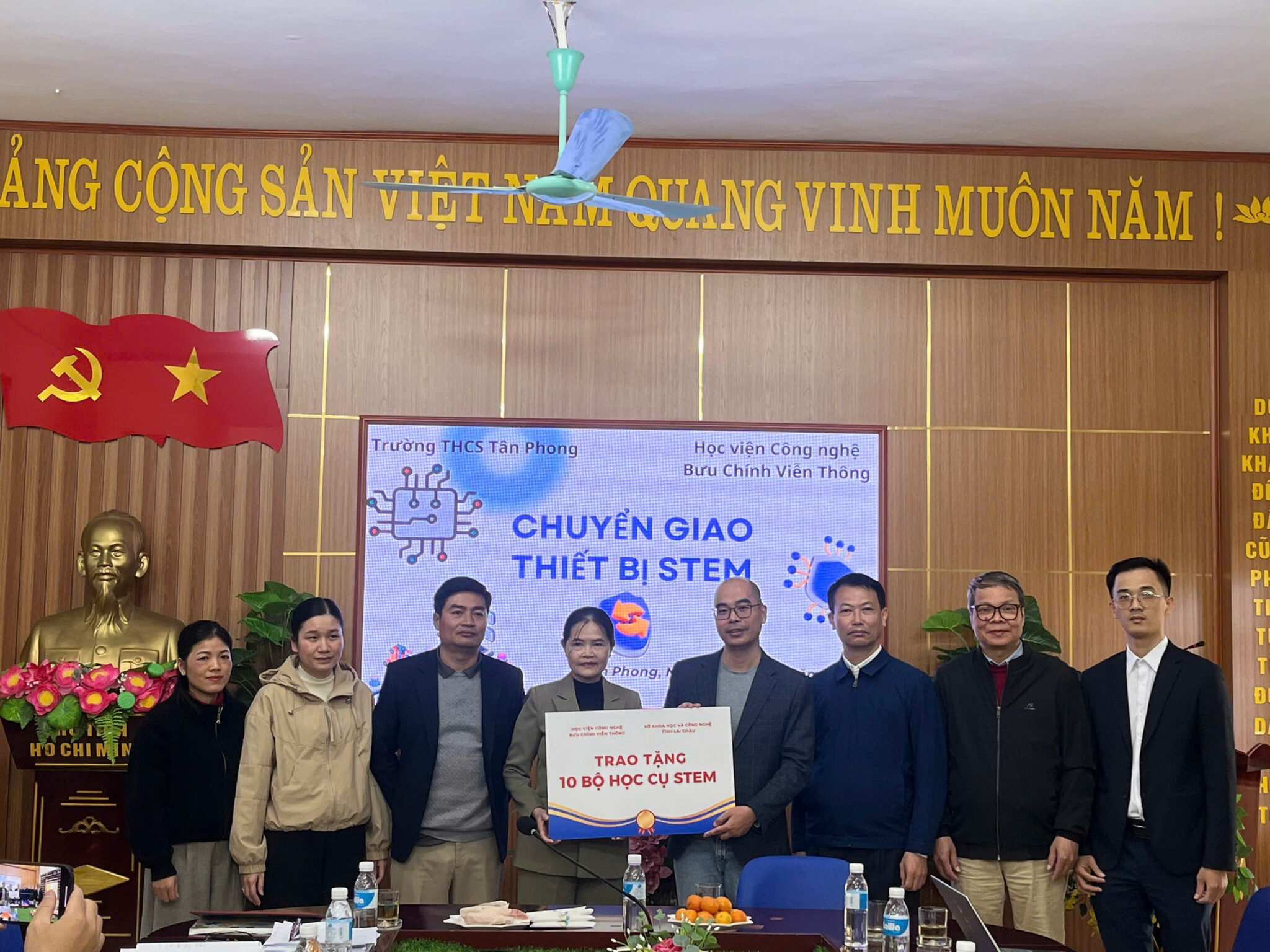 Học viện trao tặng 10 bộ học cụ STEM cho trường THCS Tân Phong