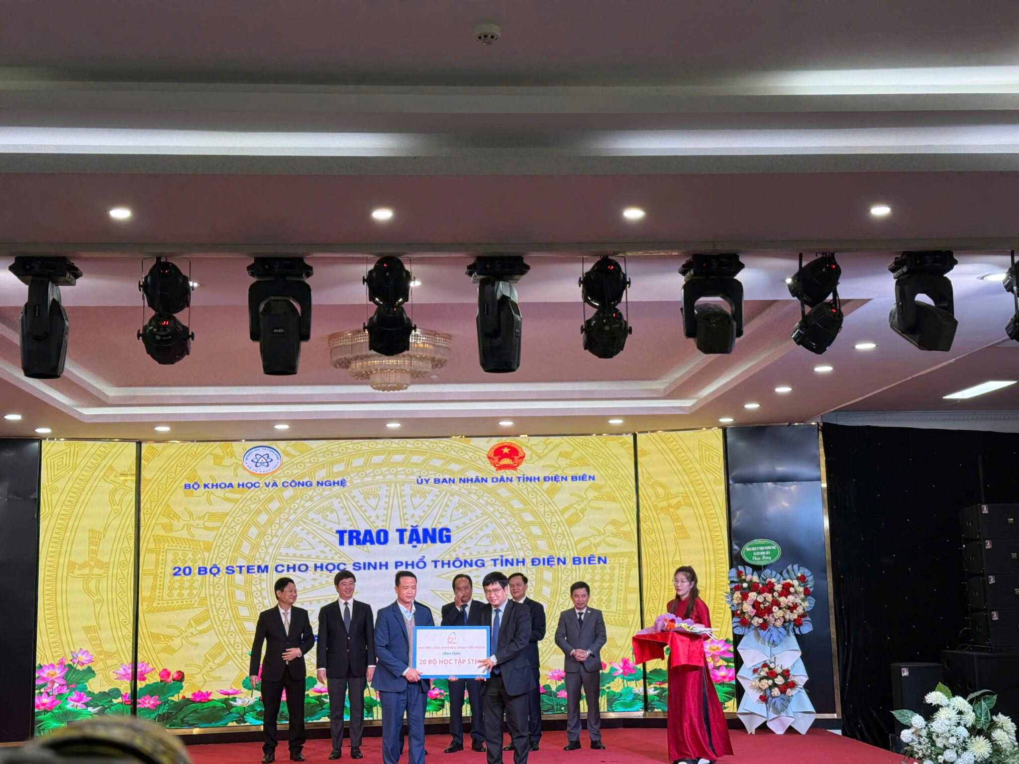 Học viện trao tặng 20 bộ sản phẩm STEM cho học sinh phổ thông và Cổng tri thức đào tạo cho tỉnh Điện Biên