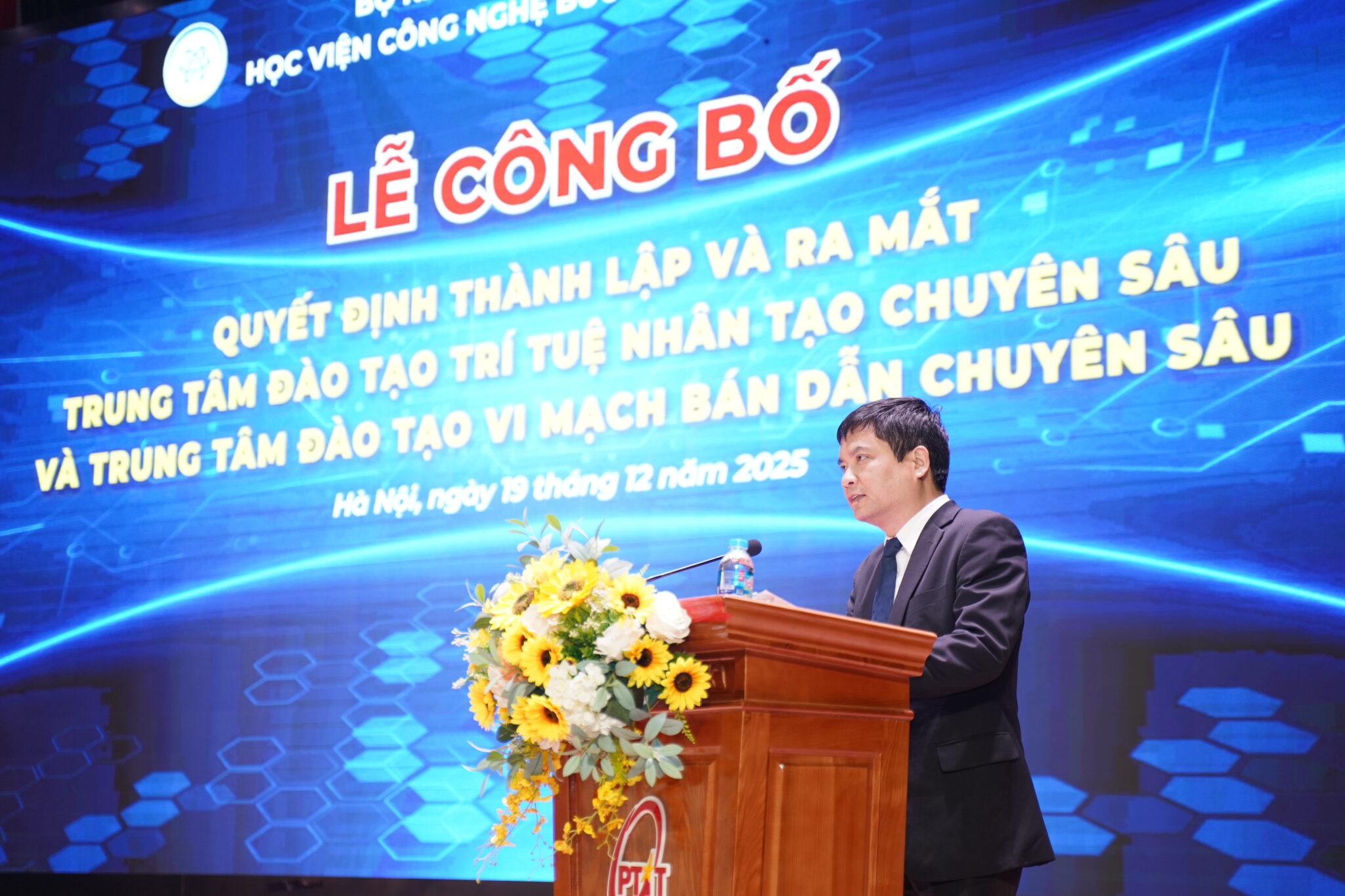 Phó Giáo sư, Tiến sĩ Đặng Hoài Bắc, Giám đốc PTIT phát biểu tại sự kiện ra mắt 2 trung tâm đào tạo chuyên sâu về AI và vi mạch bán dẫn.