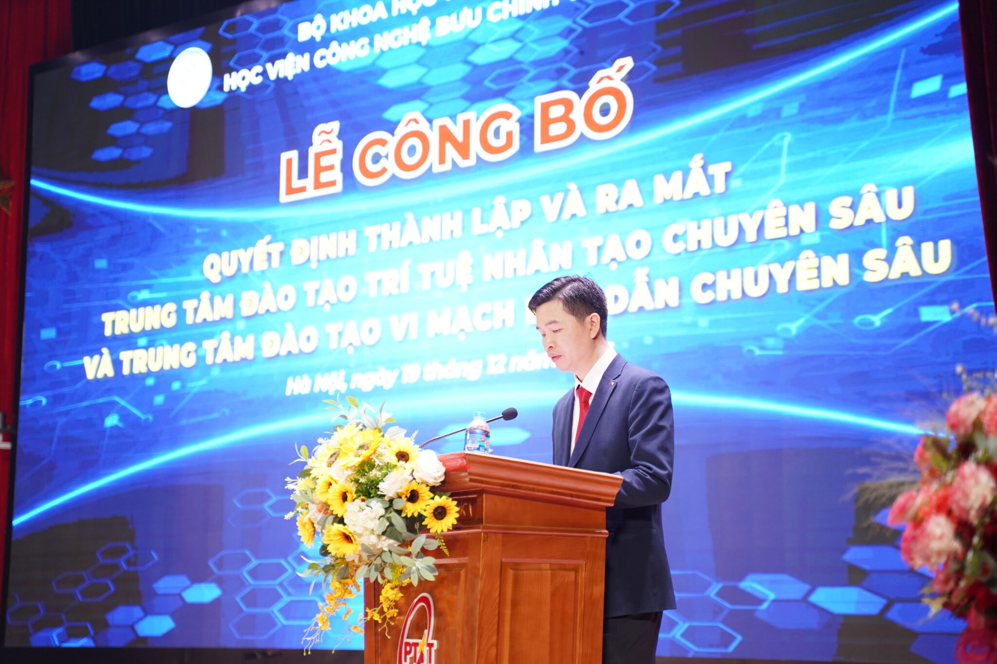 Tiến sĩ Chu Văn Bền, giảng viên khoa Kỹ thuật điện tử 1, Trưởng trung tâm đào tạo vi mạch bán dẫn chuyên sâu phát biểu