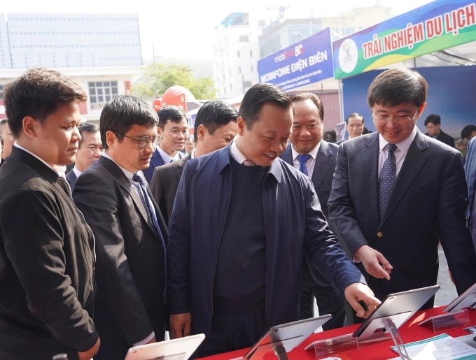 các đại biểu thăm quan gian hàng triển lãm các sản phẩm số của Học viện