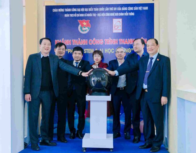 Học viện Công nghệ Bưu chính Viễn thông trao tặng xã Nghĩa Trụ công trình Phòng học STEM & AI